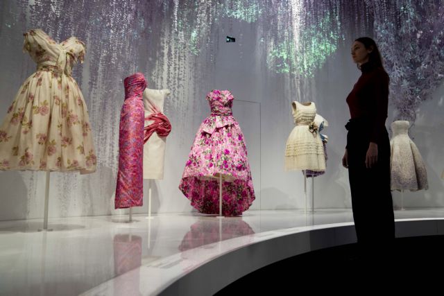 Dior: Ο μόδιστρος του ονείρου σε μια κορυφαία έκθεση μόδας