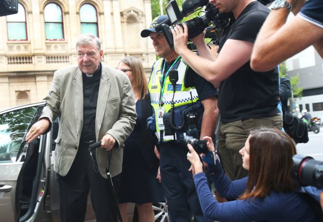 «Χειροπέδες» στον τρίτο ισχυρότερο άνδρα στο Βατικανό για σεξουαλική κακοποίηση ανηλίκων