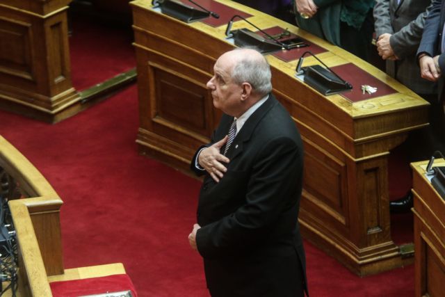 Ο Τέρενς Κουίκ έγινε βουλευτής και ορκίστηκε να μείνει πιστός στον Τσίπρα