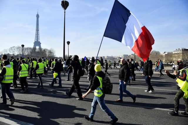 Θρίλερ στη Γαλλία: Αυτοκίνητο παρέσυρε διαδηλωτές των «Κίτρινων Γιλέκων»