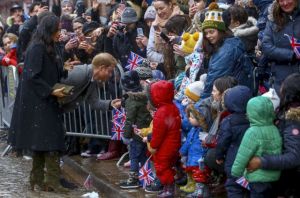 Βρετανία: Θερμή υποδοχή επιφύλαξαν σε Μέγκαν και Χάρι στο Μπρίστολ