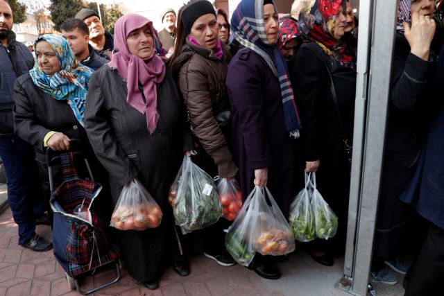 Εγκαινίασαν κρατικά μανάβικα με χαμηλές τιμές στην Τουρκία