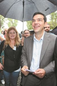Κρατώντας την ομπρέλα του Τσίπρα