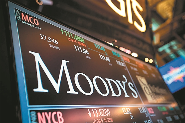 Προειδοποιεί και η Moody’s