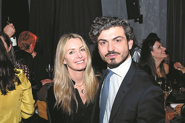 Πίσω από τις ολόχρυσες μάσκες