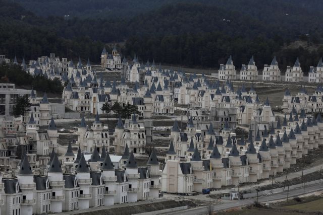 Τουρκία: Πράσινο φως για τον οικισμό με τα μίνι κάστρα