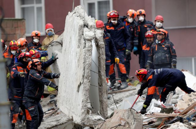 Τουρκία: 10 νεκροί από την κατάρρευση πολυκατοικίας