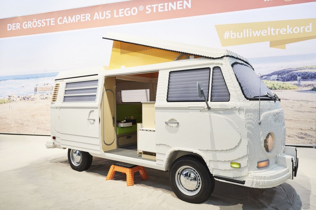 Ένα κλασικό Volkswagen T2 από 400.000 τουβλάκια Lego