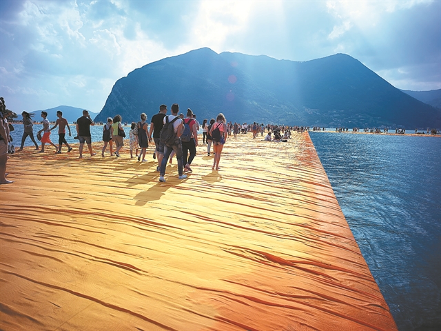 Οι δρόμοι του Christo, οι κόσμοι της Λε Γκεν