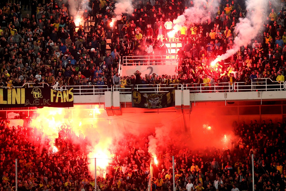 Η μπάλα στην εξέδρα