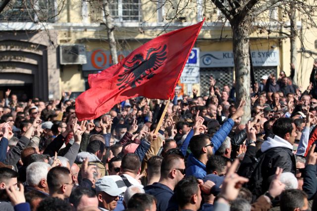 Αλβανία: Χιλιάδες διαδηλωτές ζητούν την παραίτηση Ράμα