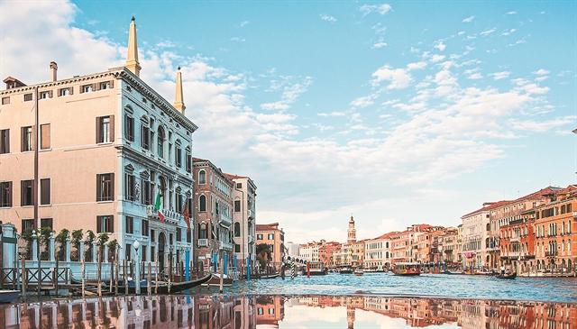 Ο ελληνικός πολιτικός καρνάβαλος… επισκιάζει τη Βενετία