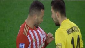 Ο Γκιγιέρμε έδειξε στον Μπακασέτα το σήμα του Ολυμπιακού (pic)