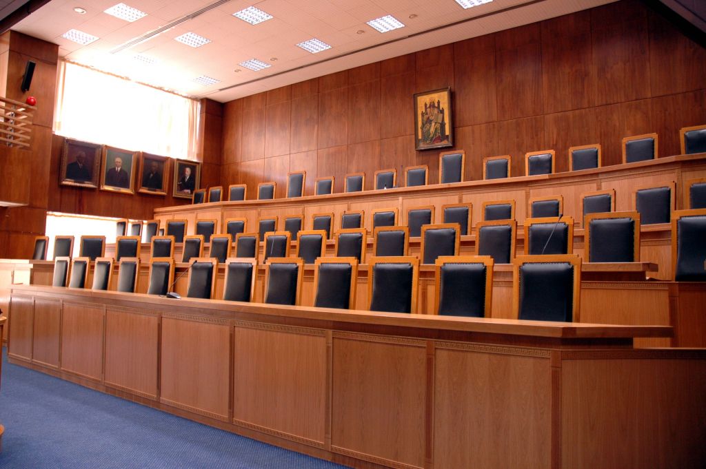 Στα δικαστήρια η Ελλάδα – Τι θα αλλάξει τους επόμενους μήνες από τις αποφάσεις των δικαστών