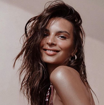 «Φωτιά» η Emily Ratajkowski