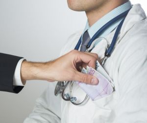 Ελεύθερος με όρους ο γιατρός που συνελήφθη για φακελάκι