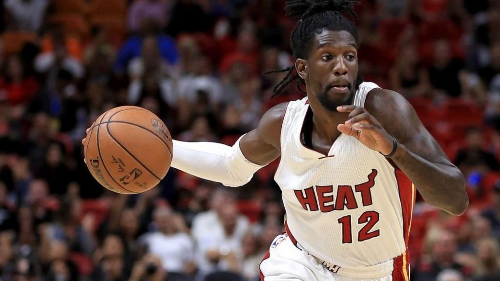 Ο σταρ του NBA Ουέιντ συνεχάρη τον Ουέμπερ για τον Ολυμπιακό