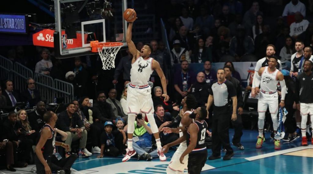 Το σούπερ κάρφωμα του Αντετοκούνμπο μέσα από τις καλύτερες περιγραφές