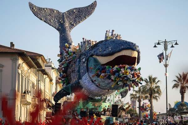 Καρναβάλι του Βιαρέτζο: Το άρμα με την τεράστια φάλαινα που πνίγεται από πλαστικές σακούλες