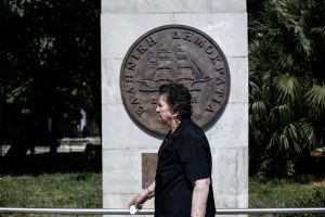 Ηandelsblatt: Το σενάριο φρίκης για «κούρεμα» καταθέσεων και τα capital controls