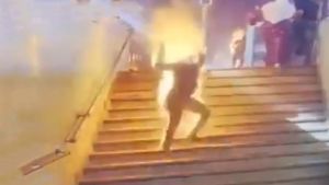 Σκηνές Αποκάλυψης : Φλεγόμενοι άνθρωποι τρέχουν να σωθούν
