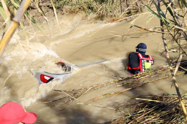 Εντοπίστηκε το ΙΧ της οικογένειας από την Κρήτη – Ανέσυραν δύο νεκρούς (εικόνες)