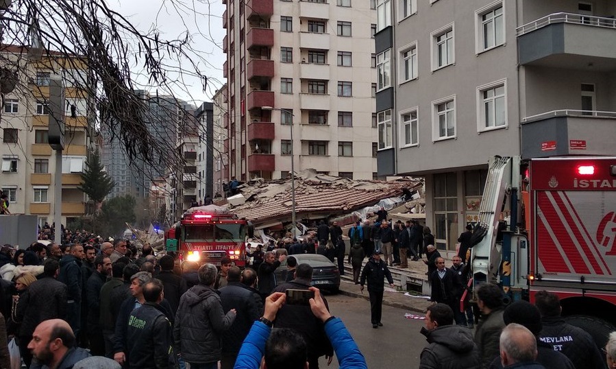 Κατέρρευσε εξαώροφο κτίριο στην Κωνσταντινούπολη