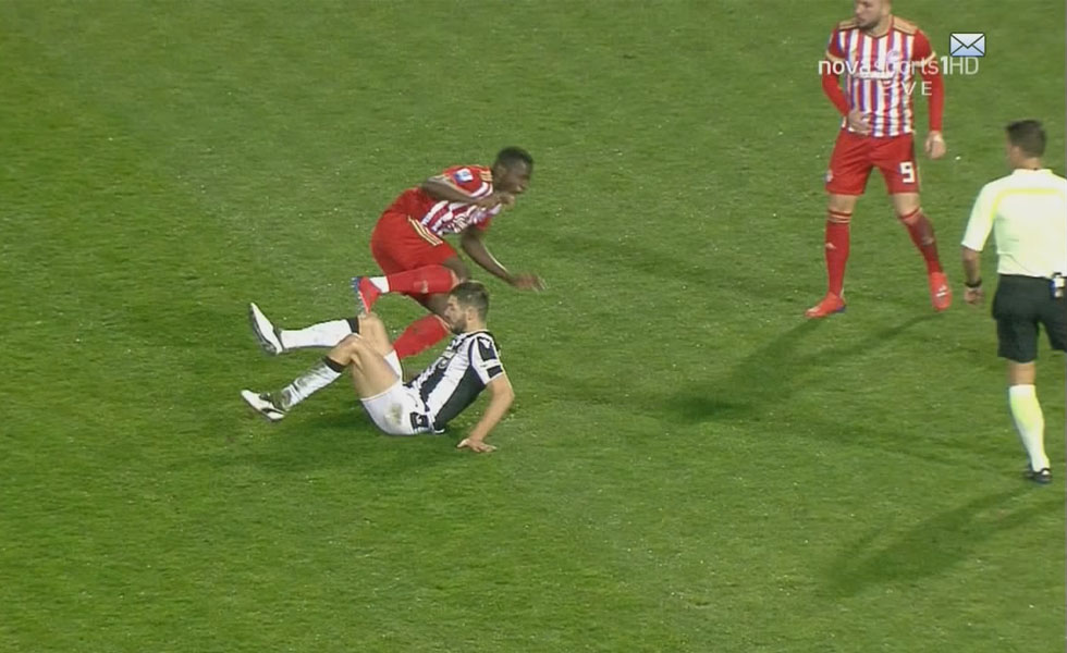 Χάρισε αποβολή στον Σάκχοφ ο Μανθάνο (vid)