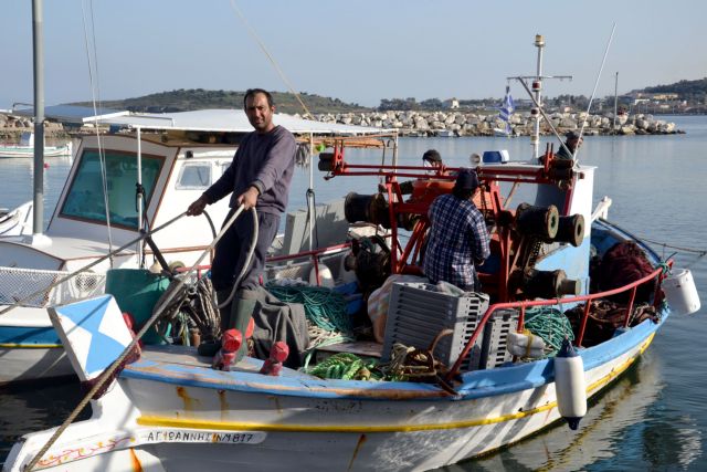 Ο 35χρονος ψαράς που μοιράζει ψάρια σε προσφυγόπουλα στη Μυτιλήνη | tanea.gr