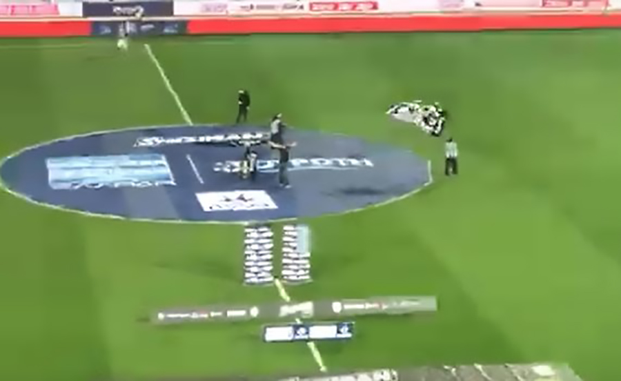 Αυτοί είχαν διαπίστευση της Super League για να είναι στον αγωνιστικό χώρο;