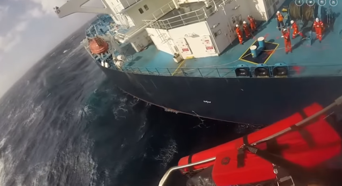 Η δραματική επιχείρηση διάσωσης Έλληνα καπετάνιου στον Ατλαντικό