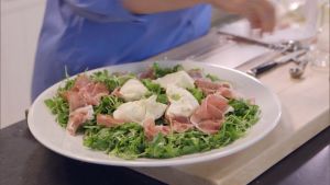 Σαλάτα με ρόκα και ψητή μοτσαρέλα αγκαλιά με προσούτο