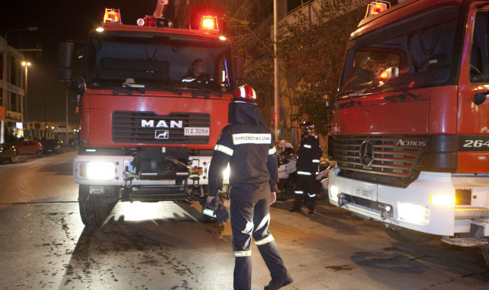 Επιχείρηση διάσωσης σε φλεγόμενο διαμέρισμα στην Αμφιάλη