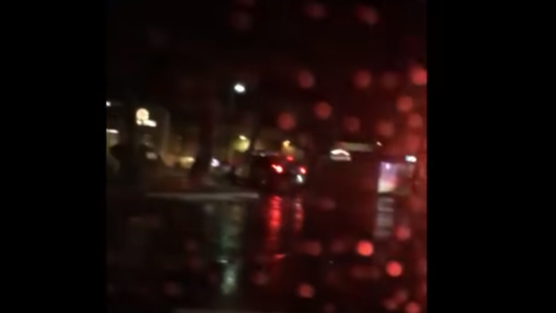 Σοκαριστικό video: Αστυνομικοί πυροβολούν 20χρονο ενώ κοιμάται στο αμάξι