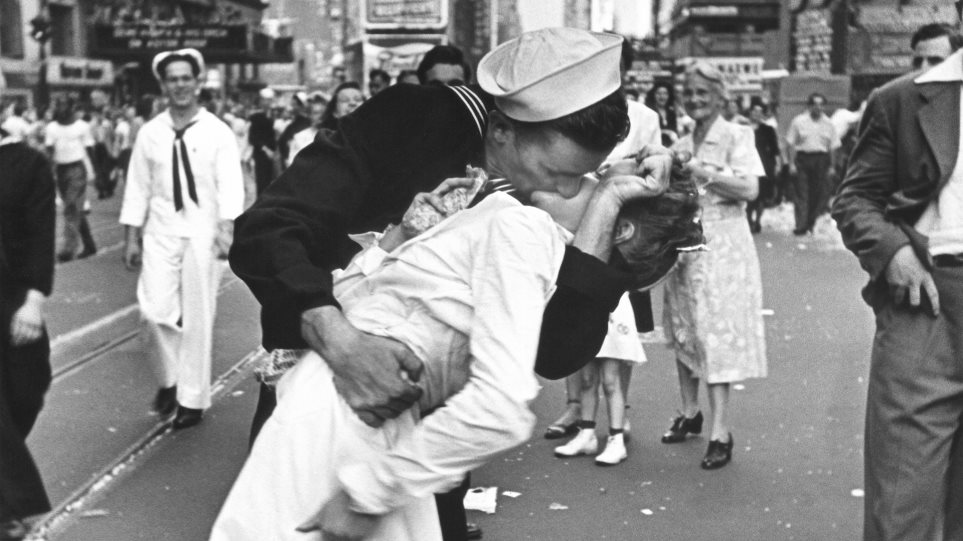 Πέθανε ο ναύτης του θρυλικού φιλιού στην Times Square