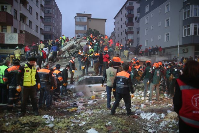 Βίντεο από τη στιγμή της κατάρρευσης του οκταώροφου κτιρίου στην Κωνσταντινούπολη