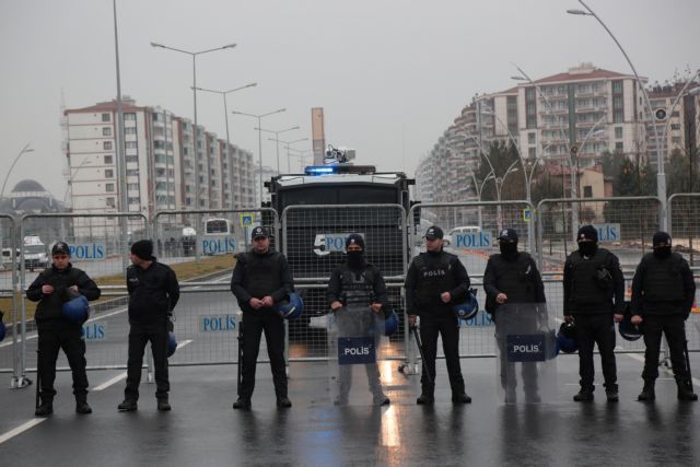 Τουρκία: Πάνοπλοι αστυνομικοί εμπόδισαν πορεία βουλευτών του φιλοκουρδικού κόμματος