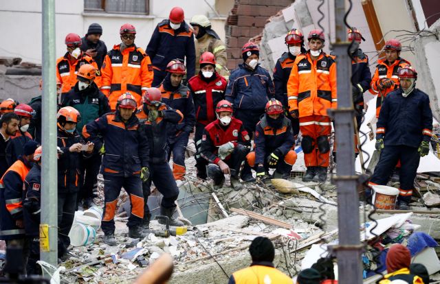Κωνσταντινούπολη: Ζωντανός ανασύρθηκε 16χρονος από τα ερείπια της πολυκατοικίας