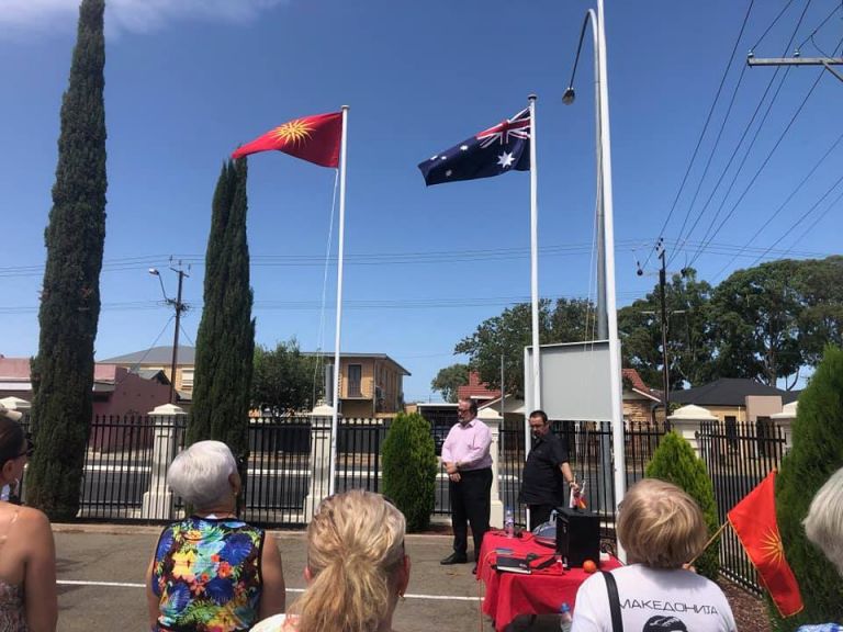 Οι απόδημοι των Σκοπίων υψώνουν τη σημαία της «κατεχόμενης Μακεδονίας» | tanea.gr