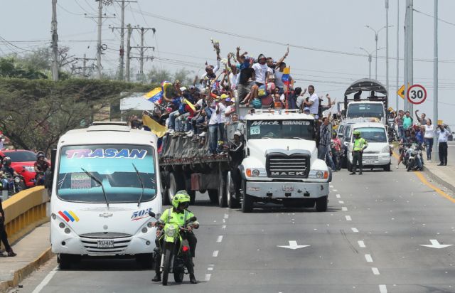 Χάος στη Βενεζουέλα: Ο Μαδούρο διακόπτει τις διπλωματικές σχέσεις με την Κολομβία
