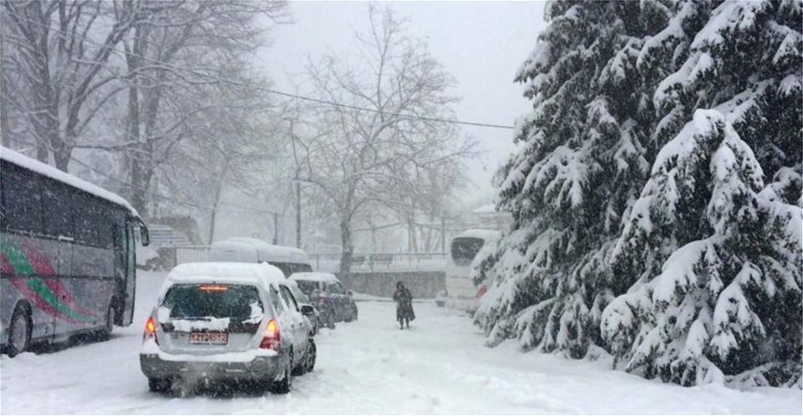 Λάρισα: Λεωφορεία και αυτοκίνητα εγκλωβίστηκαν στα χιόνια