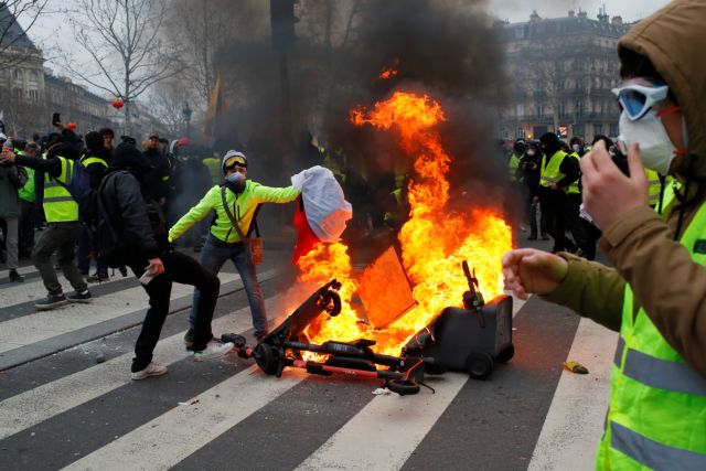 Γαλλία: 8.400 συλλήψεις από την αρχή των κινητοποιήσεων των «Κίτρινων Γιλέκων»