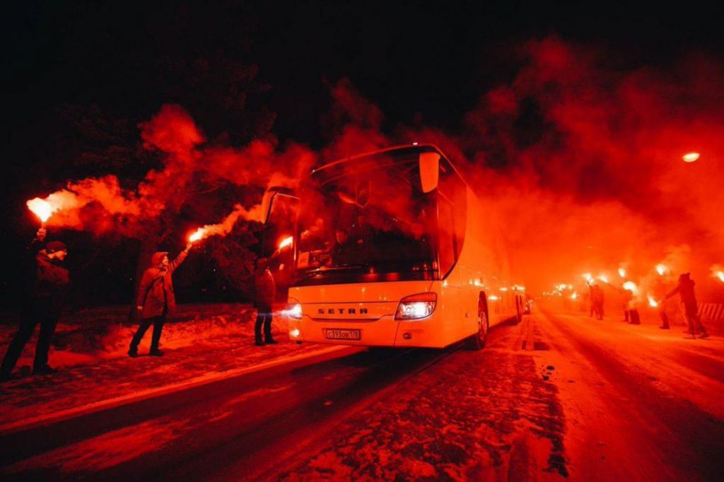 Μοναδική υποδοχή: Το πούλμαν της Ζενίτ πέρασε από… φλεγόμενο διάδρομο