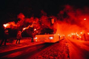 Μοναδική υποδοχή: Το πούλμαν της Ζενίτ πέρασε από… φλεγόμενο διάδρομο