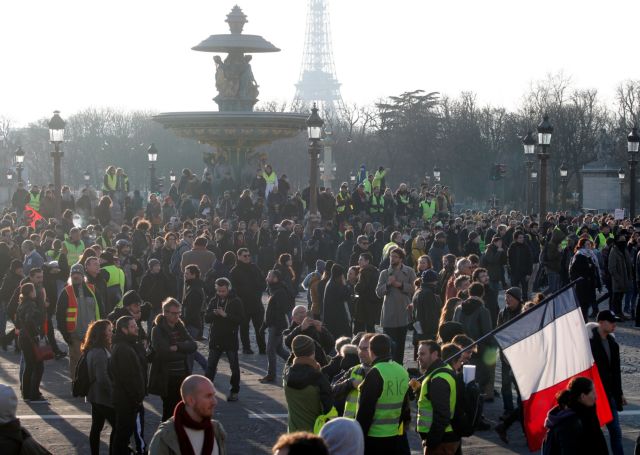 Γαλλία: «Κίτρινα Γιλέκα» και συνδικάτα διαδηλώνουν πλέον μαζί