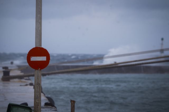 Δεμένα τα πλοία σε Πειραιά, Ραφήνα και Λαύριο λόγω ισχυρών ανέμων
