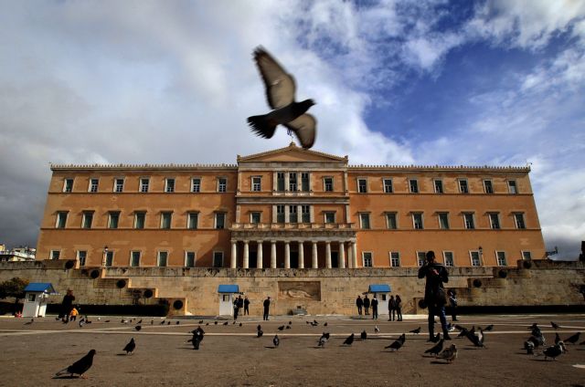 Bloomberg: Το βουνό των κόκκινων δανείων «φρενάρει» την ανάκαμψη στην Ελλάδα