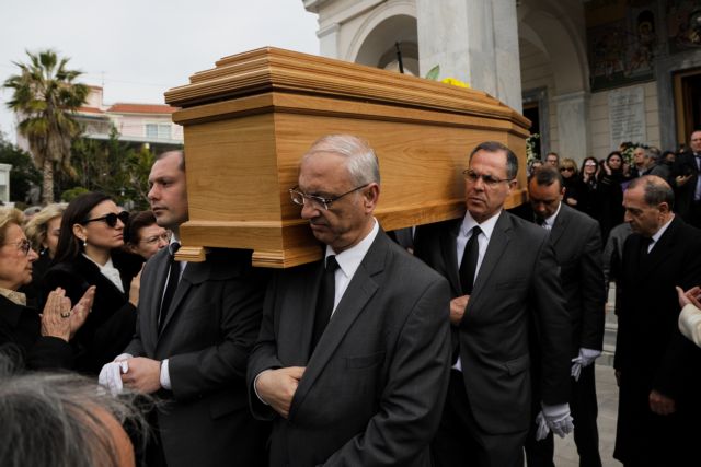 Νίκη Γουλανδρή : Πλήθος κόσμου στην κηδεία [Εικόνες]