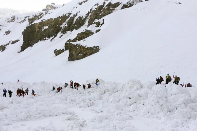 Ελβετία: «Πάγωσαν» οι επιχειρήσεις διάσωσης - Δεν εντοπίστηκαν παγιδευμένοι | tanea.gr