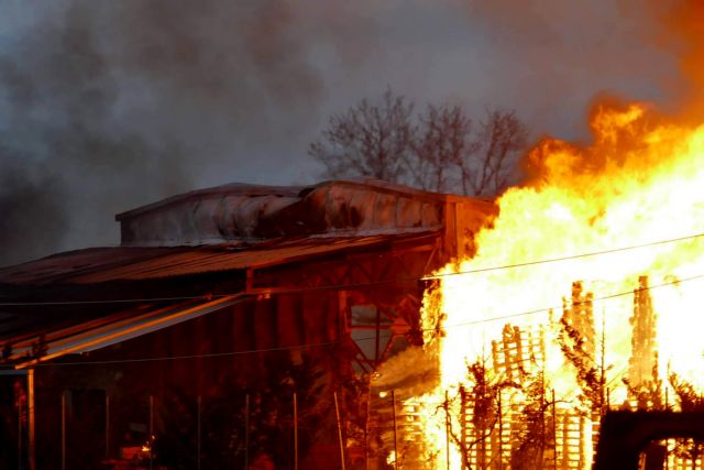 Λάρισα: Πανικός από φωτιά σε εργοστάσιο ξυλείας